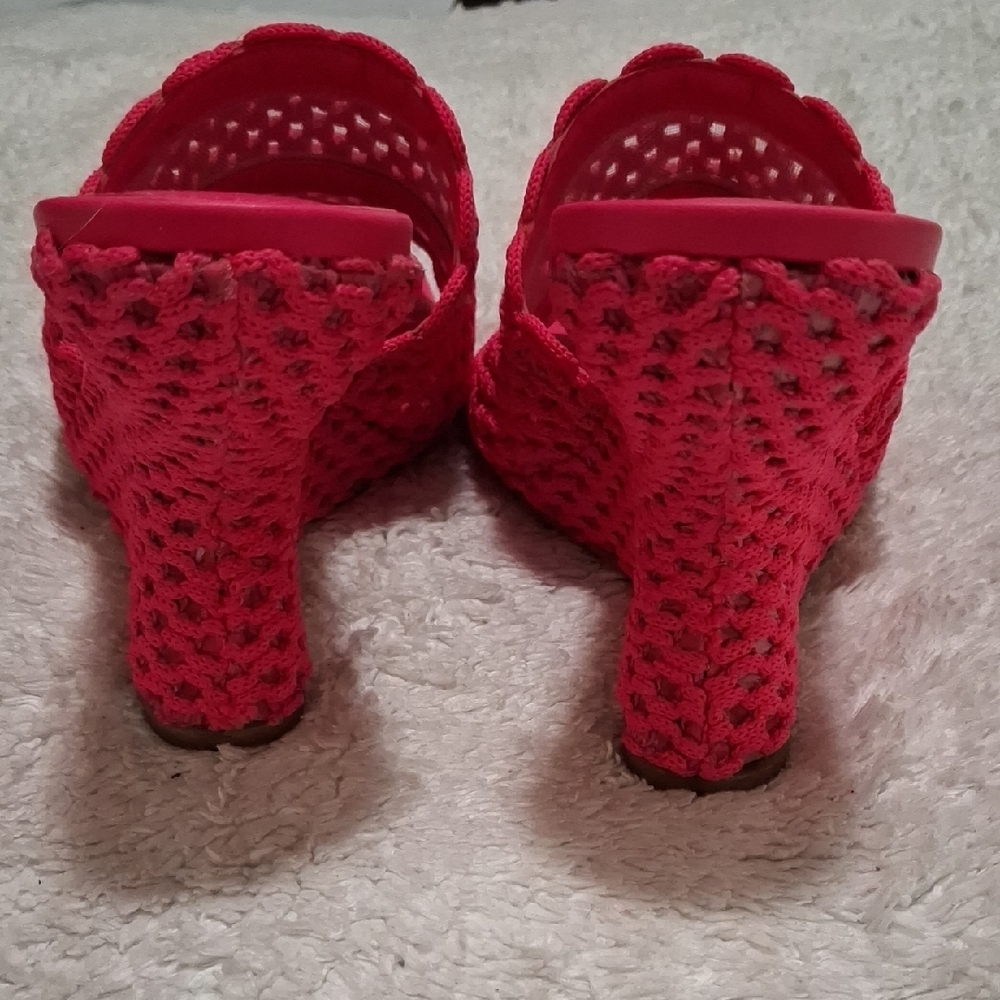 Gianni Bini Vibrant Pink Woven Heels - Picture 10 of 12